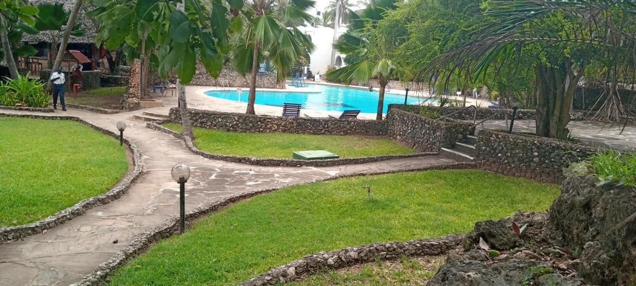 Kaskazi Beach Resort Diani Beach Exterior photo